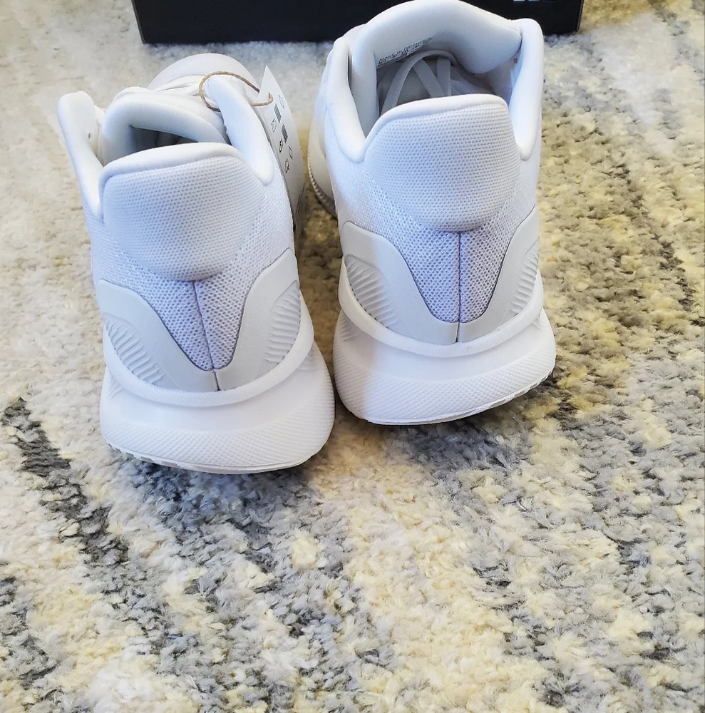 NWT Adidas Runfalcon 5